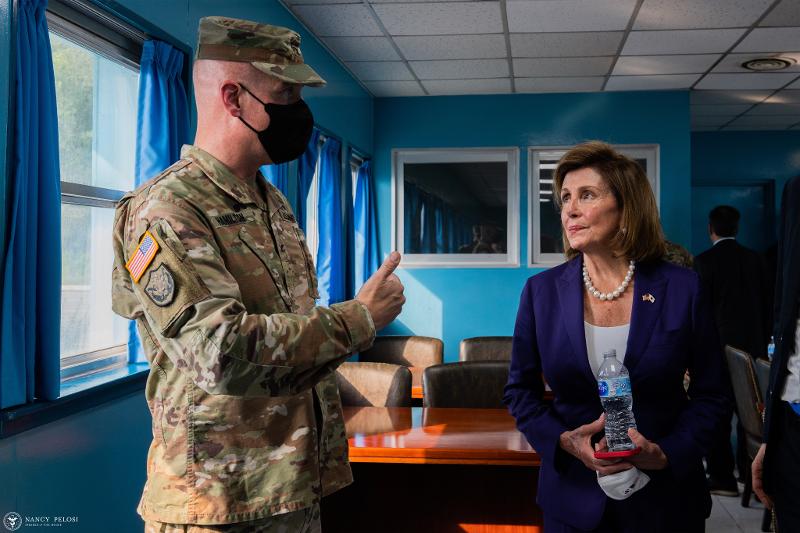 El 4 de agosto, la presidenta de la Cámara de Representantes de los Estados Unidos, Nancy Pelosi, visita el Área de Seguridad Conjunta en la aldea de tregua intercoreana de Panmunjeom. | Cuenta de la presidenta Pelosi en Twitter)