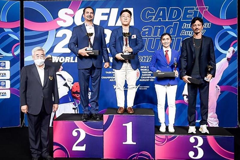 La selección surcoreana sostiene un trofeo y se toma una foto conmemorativa en la ceremonia de entrega de premios del Campeonato Mundial Juvenil de Taekwondo 2022, que se llevó a cabo el 7 de agosto en Arena Armeets en la capital búlgara, Sofía. | Federación Mundial de Taekwondo