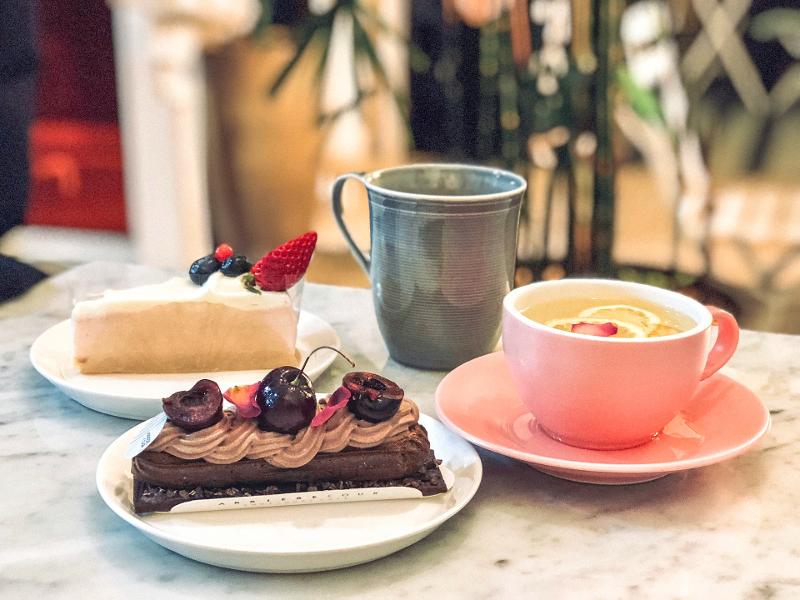 Pasteles y bebidas ofrecidas en una cafetería contemporánea | Unsplash 