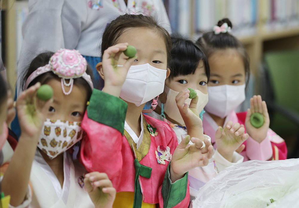 Cuando falta aproximadamente una semana para el festival de la cosecha de Corea, o Chuseok, unos niños en edad preescolar vestidos con hanbok preparan, la mañana del 1º de septiembre, unos songpyeon.