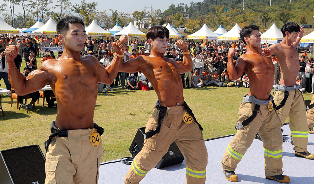 El 27 de septiembre, los bomberos que participaron en el 35° Concurso de Culturismo de Bomberos, realizado en la escuela de extinción de incendios en la ciudad de Gongju, provincia de Chungcheongnam-do, exhiben sus músculos.
