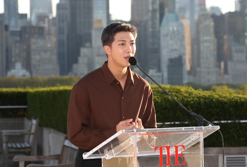 RM, líder de la estrella de K-pop, BTS, pronuncia un discurso en el Museo Metropolitano de Arte en Nueva York, EE. UU., el septiembre del año pasado. | Agencia de Noticias Yonhap 