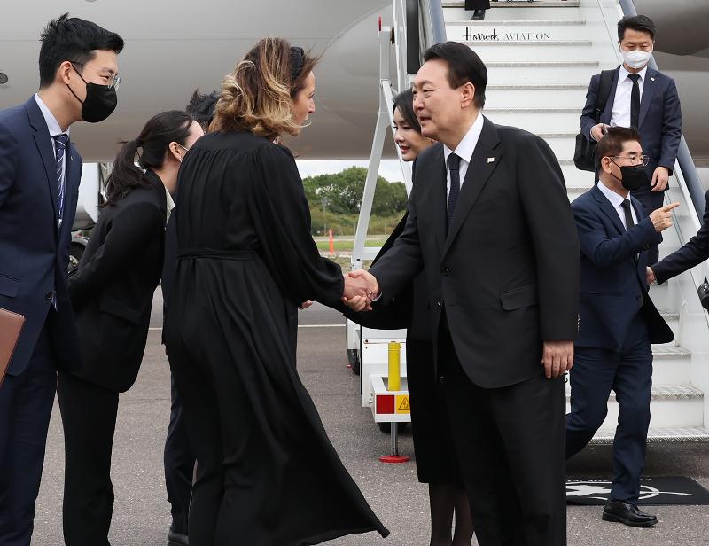 El presidente Yoon Suk Yeol y la primera dama Kim Keon Hee el 18 de septiembre son recibidos por funcionarios británicos después de llegar al aeropuerto Stansted de Londres, Reino Unido. | Agencia de Noticias Yonhap