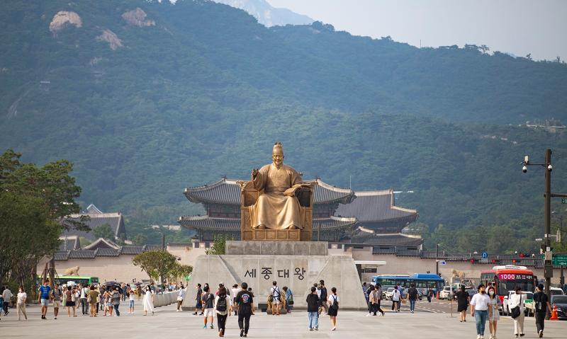 En la foto se muestra la plaza Gwanghwamun en el distrito Jongno-gu de Seúl, que reabrió el 6 de agosto.