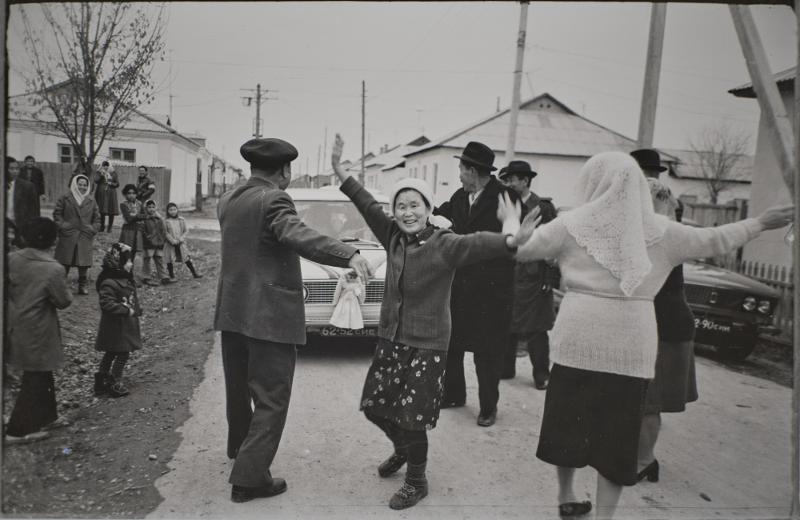 La foto, tomada el 1991, muestra a unos hombres mayores de Goryeoin juegan al janggi (ajedrez coreano) en Sandmak, un hogar para personas de edad en el pueblo de Kuilyuk en Tashkent, Uzbekistán. A diferencia del juego de cartas coreano hwatu (llamado Go-Stop), se dice que el janggi se está desapareciendo entre Goryeoin ya que la mayoría de las personas que lo juegan ya son mayores. | Museo Folclórico Nacional de Corea 