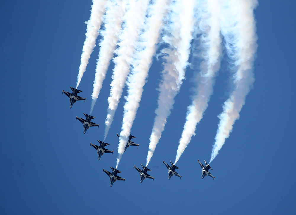 Las Águilas Negras, o Black Eagles -por su nombre en inglés- el equipo de vuelo acrobático de la Fuerza Aérea de Corea del Sur, realizan un espectáculo en una ceremonia para conmemorar las victorias de la Fuerza Aérea durante la Guerra de Corea de 1950-53.