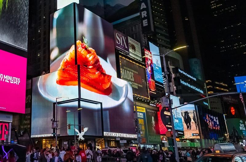 Un video de 30 segundos que promociona el kimchi el 11 de octubre se proyecta en una gran cartelera digital en Times Square de Nueva York. | Página de Seo Kyoung-duk en Facebook