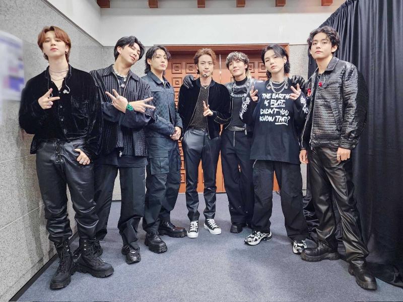 El 15 de octubre, los miembros de BTS posan para una foto antes de actuar en su concierto 