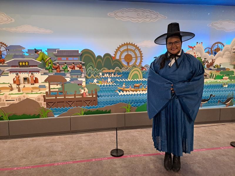 En el área de hanbok del parque temático tines la libertad de probarte la vestimenta de los eruditos. Pude probarme un hanbok y un gat (sombrero tradicional) y disfrutar de un bonito fondo para tomar fotografías. 