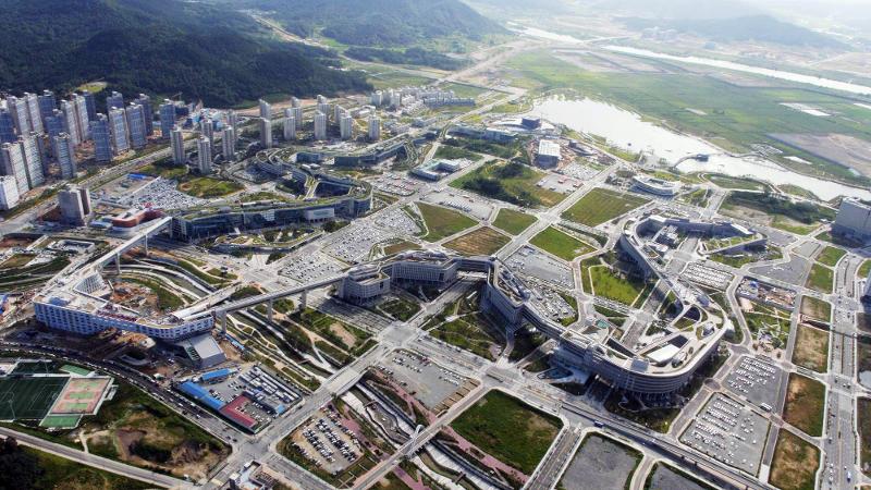 Corea ocupó el primer lugar en la evaluación del ‘Índice de Madurez de GovTech 2022‘ realizada por el Banco Mundial. La fotografía muestra una vista panorámica del Complejo Gubernamental de Sejong, en la ciudad autónoma especial de Sejong, lugar donde se ha puesto en marcha el proyecto de conversión digital que finalizará abril del próximo año. | Agencia de Noticias Yonhap