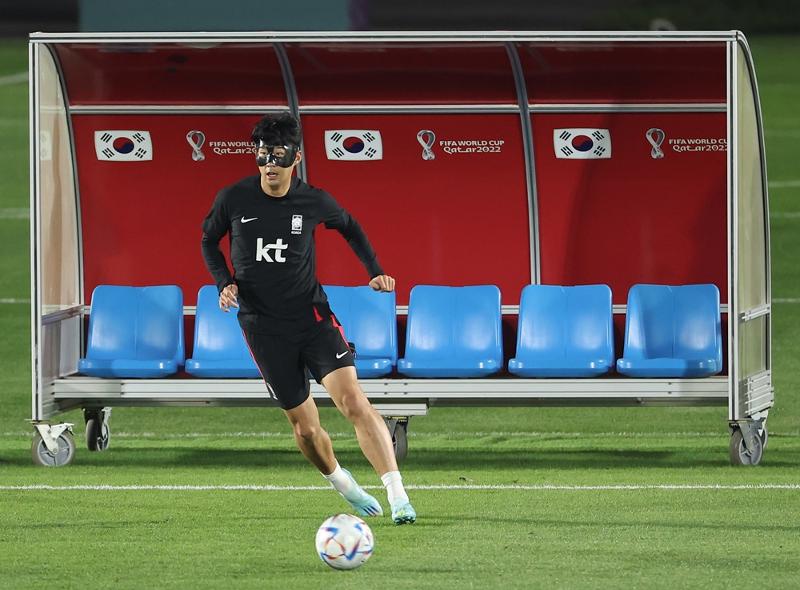 El 17 de noviembre Son Heung-min jugador de la selección de fútbol de Corea, practica con un protector facial en las instalaciones de entrenamiento de Al Egla en Doha, Catar, para la próxima Copa Mundial de la FIFA.| Agencia de Noticias Yonhap