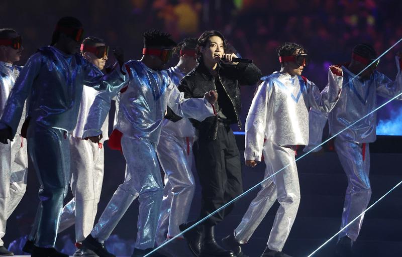 Jungkook, miembro de la estrella del K-pop BTS, canta 'Dreamers', una de las canciones oficiales de la Copa Mundial de la FIFA 2022 en la ceremonia de inauguración del evento celebrada el 20 de noviembre (hora local), en el estadio Al Bayt, en la municipalidad de Jor, Catar.