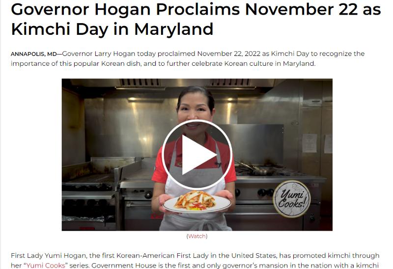 El gobernador de Maryland, Larry Hogan, declaró el 22 de noviembre como el 'Día del Kimchi'. El estado de Maryland, por medio de un comunicado de prensa presentó un video del canal 'Yumi Cooks' en YouTube, en el que Yumi Hogan la esposa del gobernador muestra cómo se prepara el kimchi. | Sitio web oficial del estado de Maryland