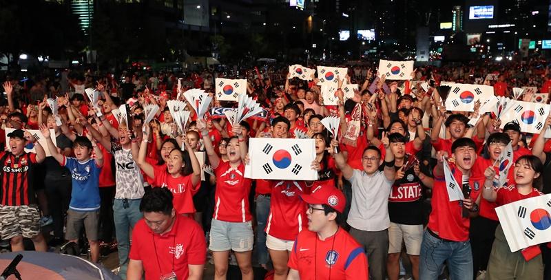 El 18 de junio de 2018, los fanáticos animan a la selección nacional de fútbol en la plaza de Gwanghwamun, en Seúl, durante el partido de Corea del Sur contra Suecia en la Copa del Mundo de 2018, celebrada en en Rusia. | Jeon Han