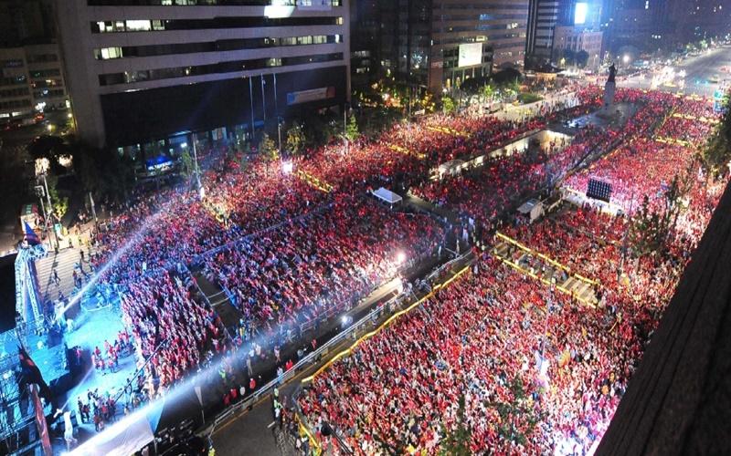 Los Diablos Rojos se reúnen el 22 de junio de 2014 a la medianoche para ver a Corea del Sur jugar contra Argelia, en la Copa del Mundo de 2014, celebrada en Brasil. | Ministerio de Cultura, Deportes y Turismo 