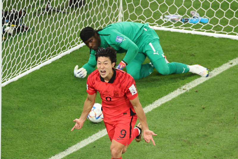  El delantero del equipo nacional de fútbol de Corea del Sur, Cho Kyu-seong, ruge después de anotar un gol de cabeza durante el partido entre Corea y Ghana del Grupo H de la Copa Mundial de Catar 2022 celebrado el 28 de noviembre(hora local) en el Estadio Ciudad de la Educación en Rayán, Catar 