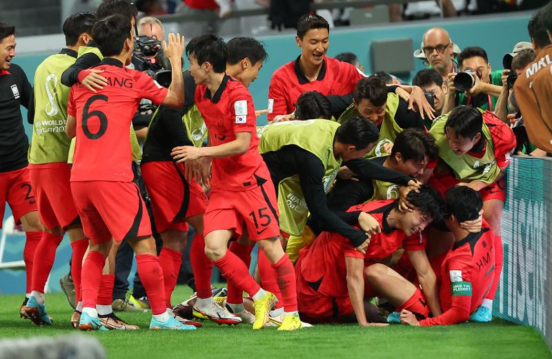 Cho Gue-sung anota el empate y celebra con sus compañeros en el partido entre Corea y Ghana en la segunda ronda del Grupo H de la fase de grupos de la Copa Mundial de Catar 2022 llevado a cabo el 28 de noviembre en el Estadio Ciudad de la Educación en Rayán, Catar