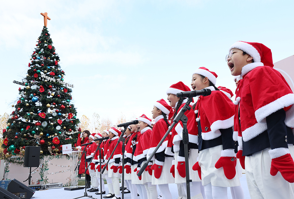 Coro de niños vestidos de Santa claus canta para la campaña benéfica :   : The official website of the Republic of Korea