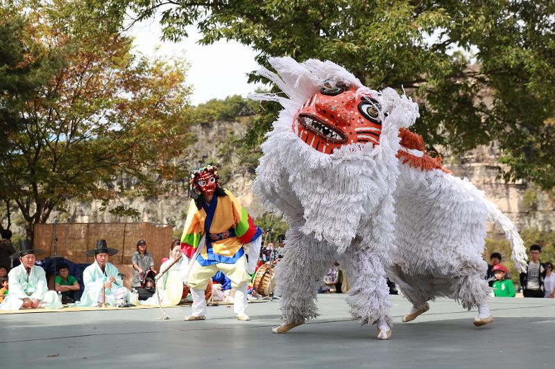 El Comité Intergubernamental para la Salvaguardia del Patrimonio Cultural Inmaterial de la Unesco designó el 30 de noviembre la danza tradicional coreana de máscaras talchum como Patrimonio Cultural Inmaterial de la Humanidad en su 17ª reunión en Rabat, Marruecos. En la foto se muestra una actuación de Bongsan Talchum, que ha sido designado Patrimonio Cultural Inmaterial Nacional Nro. 17 por la Administración del Patrimonio Cultural de Corea. | Administración del Patrimonio Cultural