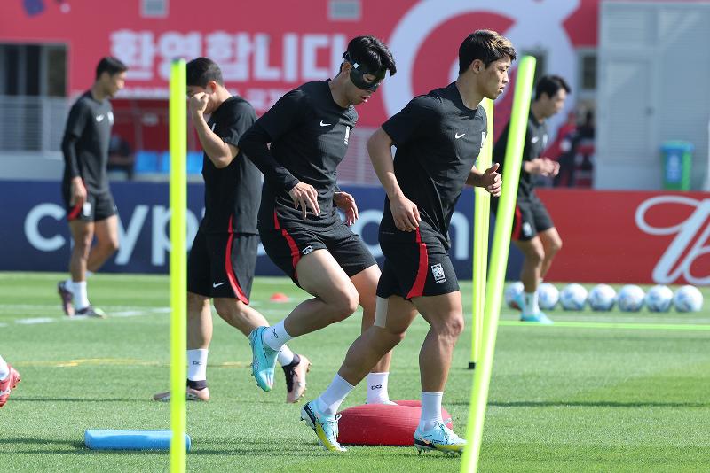Son Heung-min, Hwang Hee-chan y otros jugadores de la selección nacional de fútbol se calientan el 4 de diciembre durante una práctica en el sitio de entrenamiento de Al Egla en Doha, Catar, antes del partido de Corea contra Brasil en los octavos de final de la Copa Mundial de Catar. | Agencia de Noticias Yonhap