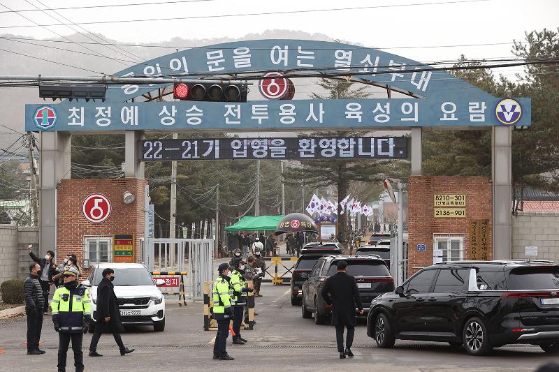 El 13 de diciembre, un automóvil que lleva a Jin, un miembro de BTS, entra por la puerta de un complejo de entrenamiento militar en el condado de Yeoncheon-gun, provincia de Gyeonggi-do. | Agencia de Noticias Yonhap