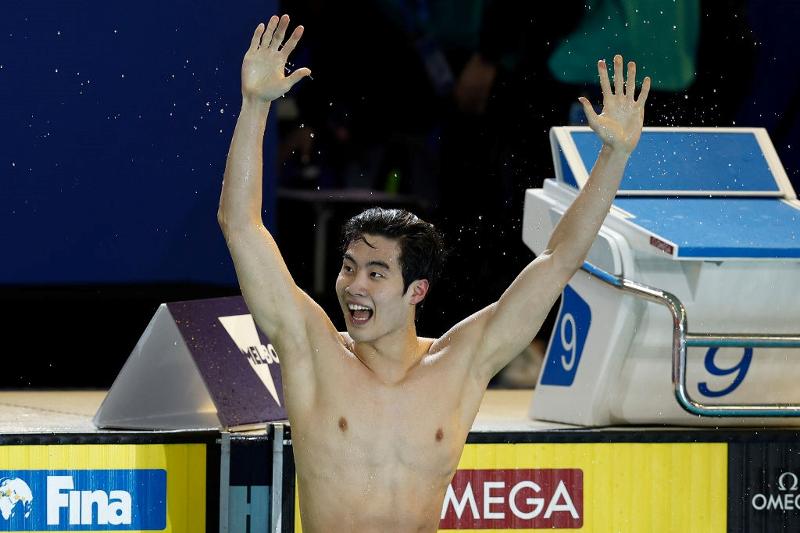 El 18 de diciembre, el nadador surcoreano Hwang Sun-woo levanta los brazos en señal de triunfo después de confirmar su victoria y comprobar su tiempo en los 200 m estilo libre masculino en el Campeonato Mundial de Natación en Piscina Corta de la Federación Internacional de Natació (FINA) de este año en Melbourne, Australia.