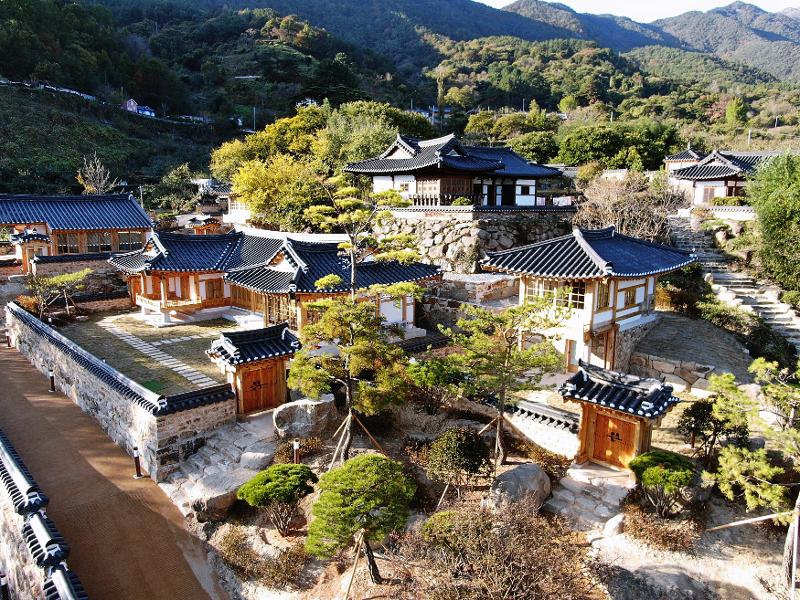 La Casa del Aristócrata Choi es una instalación de alojamiento en el municipio de Agyang-myeon del condado de Hadong-gun, provincia de Gyeongsangnam-do. 