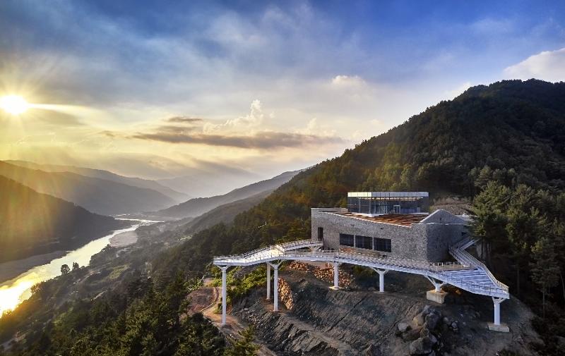 Starway Hadong es un complejo cultural que consta de la plataforma de observación, un resort, una cafetería y un centro de convenciones.