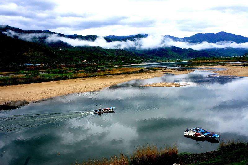 Las almejas de marisma se cosechan con un método de pesca tradicional en el río Seomjingang que cruza el condado de Hadong-gun, provincia de Gyeongsangnam-do.