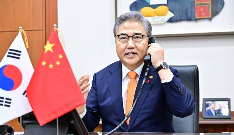El ministro de Relaciones Exteriores de Corea Park Jin, sostiene el 9 de enero una llamada telefónica con el nuevo ministro de Relaciones Exteriores de China Qin Gang. | Ministerio de Relaciones Exteriores