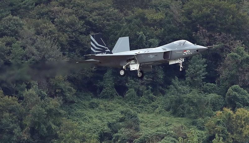 En la foto tomada el 28 de septiembre de 2022 se muestra el avión de combate KF-21 Boramae volando sobre un aeródromo en Sacheon, provincia de Gyeongsangnam-do. | Agencia de Noticias Yonhap 