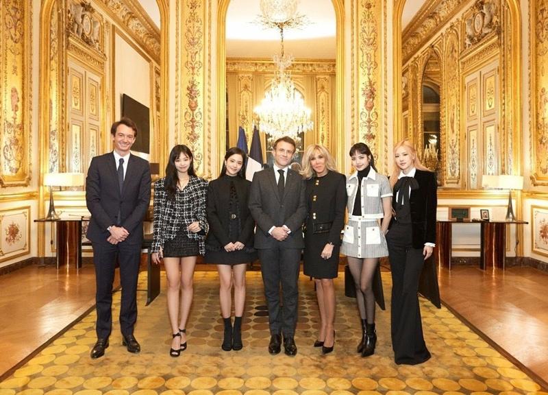 BLACKPINK se toma el 25 de enero una foto con el presidente francés Emmanuel Macron (centro) y la primera dama Brigitte Macron (tercera desde la derecha) en la residencia presidencial Elysee Palace en París. | YG Entertainment