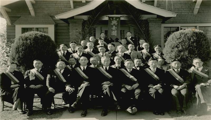  Foto conmemorativa de la 24ª reunión anual del movimiento de independencia celebrada el 26 de de diciembre de 1937 en Los Ángeles. 