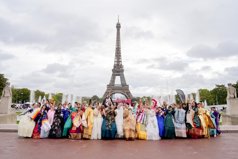 En la foto se muestran las participantes del Concurso Global de Modelos de Hanbok del año pasado en París. | Asociación Mundial de la Cultura