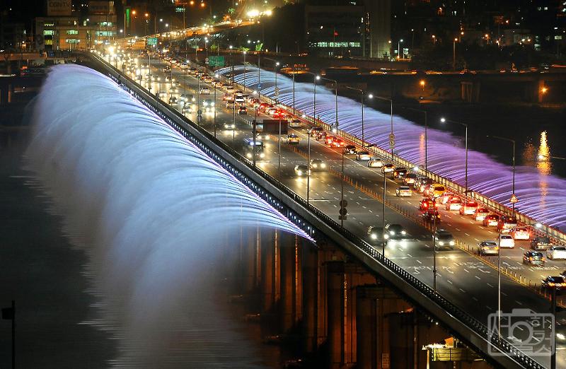 Seúl realiza del 15 de frebrero al 16 de marzo la votación final para elegir el nuevo eslogan de la ciudad. La foto muestra el paisaje nocturno de un puente en el río Hangang. 