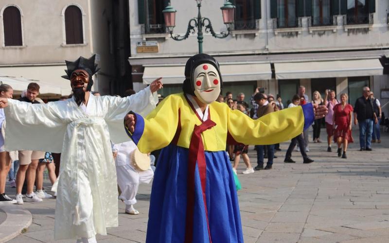 Un espectáculo de danza de máscaras coreana talchum se lleva a cabo el 15 de octubre de 2022 (hora local) en la Piazza Santo Stefano en Venecia, Italia, como un evento previo para promocionar su participación en el siguiente Carnaval de Venecia. | K-tiful