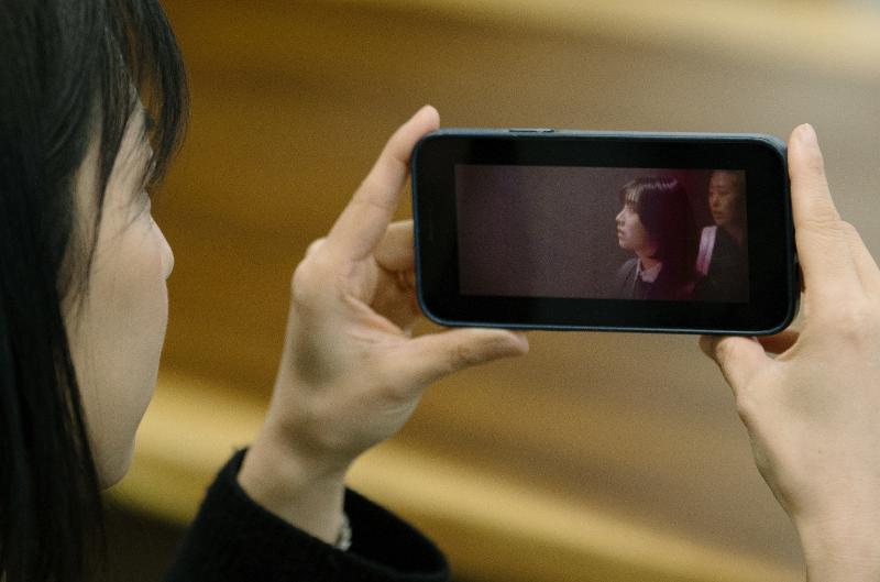 Una usuaria del servicio de transmisión libre mira un video en su teléfono inteligente. | Jeon Han
