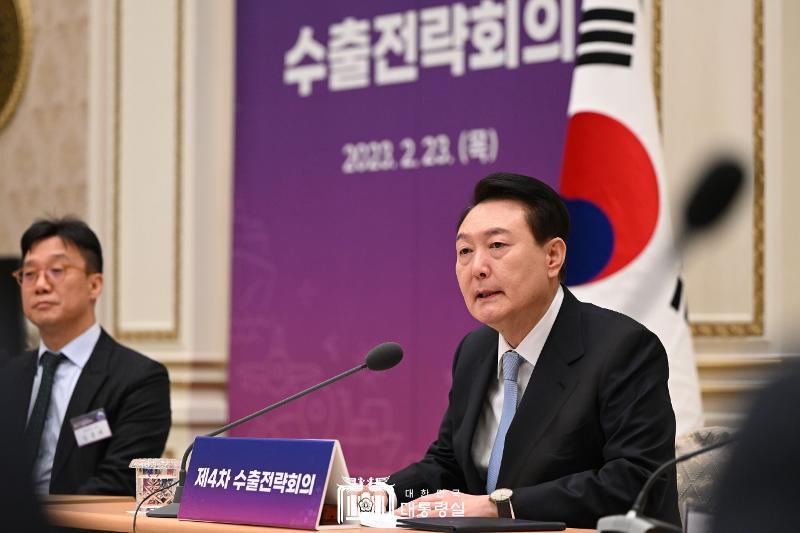 El presidente Yoon Suk Yeol habla en la 