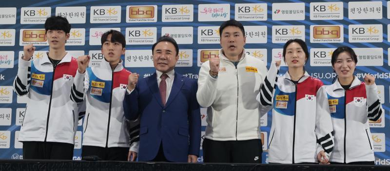 El equipo de patinaje coreano y el entrenador se toman el 7 de marzo una foto conmemorativa durante un evento de medios con motivo del Mundial de patinaje de velocidad en pista corta 2023 de la ISU, el cual será llevado a cabo en la pista de hielo de Mokdong en el distrito de Yangcheon-gu, Seúl. Desde la izquierda, Lee Jun-seo (Universidad Nacional de Deportes de Corea), Park Ji-won (Ayuntamiento de Seúl), Yoon Hong-geun (presidente de la Unión de Patinaje de Corea), Ahn Joong-hyun (entrenador del equipo nacional de pista corta de Corea del Sur), Choi Min-jung (Ayuntamiento de Seongnam) y Kim Gil-ri (Escuela Secundaria Seohyun). | Agencia de Noticias Yonhap