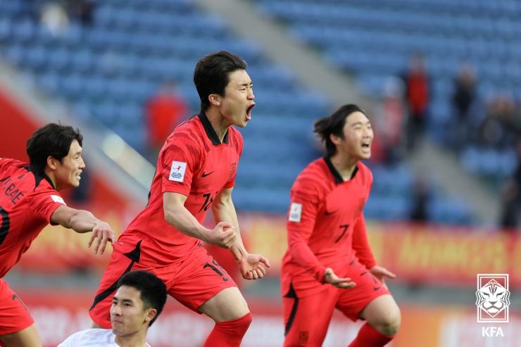 El delantero Sung Jin-young (centro) celebra el 12 de marzo después de que su gol rompiera el empate a 1-1 en la primera parte de la prórroga del partido de cuartos de final de Corea contra China en la Copa Asiática Sub-20 en el Estadio JAR de Tashkent, Uzbekistán.