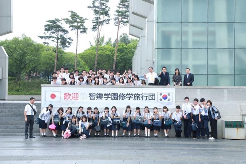 Una delegación de estudiantes japoneses retomará su viaje escolar a Corea el 21 de marzo tras la suspensión provocada por el COVID-19. La foto muestra a los estudiantes de la escuela secundaria Luther Senior High School de Japón posando mientras hacían un recorrido por el parque de exposiciones Gyeongju en la ciudad de Gyeongju, provincia de Gyeongsangbuk-do, para tomarse una foto conmemorativa durante el viaje escolar realizado en julio del 2019. | Parque de exposiciones Gyeongju