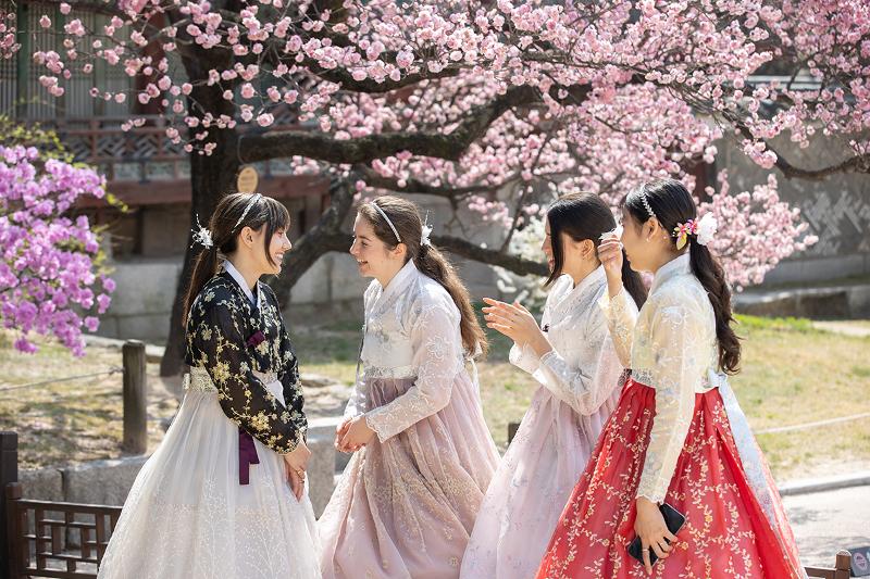 A partir del 1 de abril, los extranjeros menores de 19 años podrán entrar gratis en los principales palacios y tumbas reales. La foto muestra a unas turistas vestidas con el traje tradicional coreano hanbok el 29 de marzo en el palacio Changdeokgung, en el distrito Jongno-gu de Seúl. | Kim Sunjoo