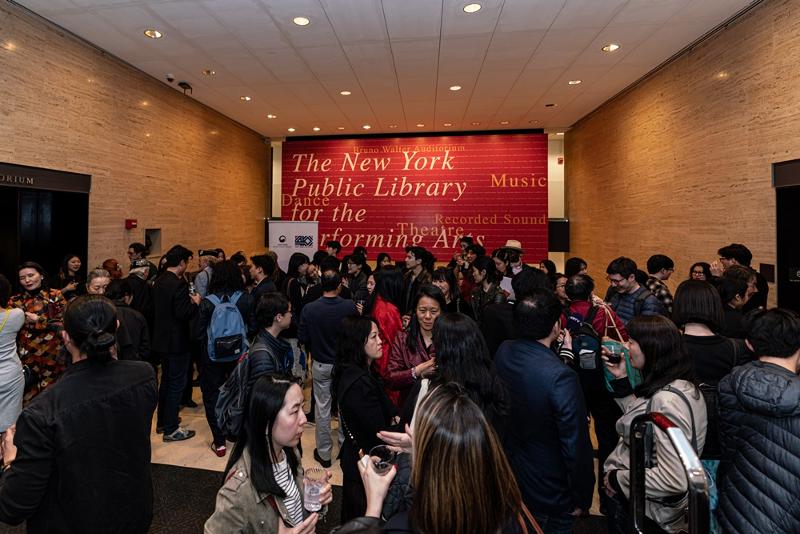 La foto, tomada el 11 de abril (hora local), muestra a los asistentes a la proyección del documental 'Nam June Paik: Moon Is the Oldest TV', frente el auditorio de la Biblioteca Pública de Nueva York para las Artes Escénicas en el Lincoln Center, el lugar del evento. 
