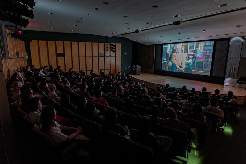 El 11 de abril (hora local), se lleva a cabo una proyección del documental 