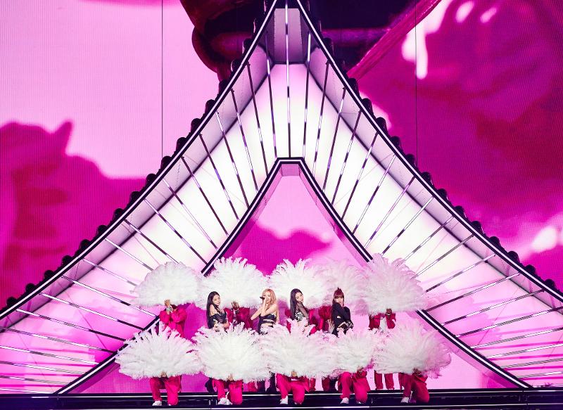 El grupo de K-pop BLACKPINK baila el 15 de abril (hora local) con una coreografía parecida a la de una danza tradicional coreana de abanicos en el Festival de Música y Artes del Valle de Coachella, el mayor evento musical de este tipo en Norteamérica, celebrado este año en Indio, California. | Página oficial de BLACKPINK en Facebook 
