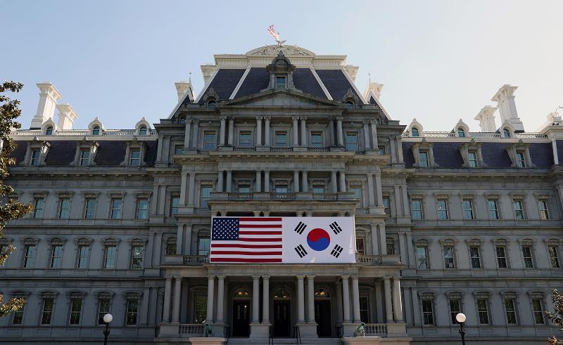 Las banderas nacionales de Corea y EE. UU. están colgadas el 21 de abril en la pared exterior del Eisenhower Executive Office Building junto a la Casa Blanca en Washington. Jeon Han