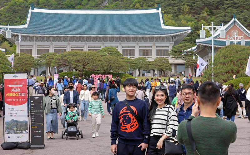Alrededor de 1,71 millones de turistas extranjeros visitaron Corea en el primer trimestre de este año. La foto muestra a los turistas que visitaron Cheong Wa Dae el pasado 22 de abril. | Heo Man-jin, Ministerio de Cultura, Deportes y Turismo