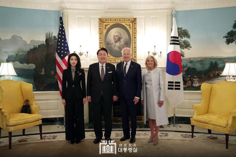 El 25 de abril, el presidente Yoon Suk Yeol y la primera dama Kim Keon Hee visitan la Casa Blanca y se hacen una foto conmemorativa con el presidente de EE. UU., Joe Biden, y la primera dama, Jill Biden. Para comenzar su agenda oficial en EE. UU., el presidente Yoon asistió ese día a actos de confraternización con la pareja presidencial estadounidense en la Casa Blanca y el Monumento a los Veteranos de la Guerra de Corea en Washington. La pareja presidencial estadounidense regaló a sus invitados una mesita, un jarrón, un collar, un bate de béisbol usado por un jugador profesional, un guante de béisbol y una pelota, mientras que esta correspondió con un tarro tradicional con forma de luna, una tetera de plata y un jokduri (tocado de novia).