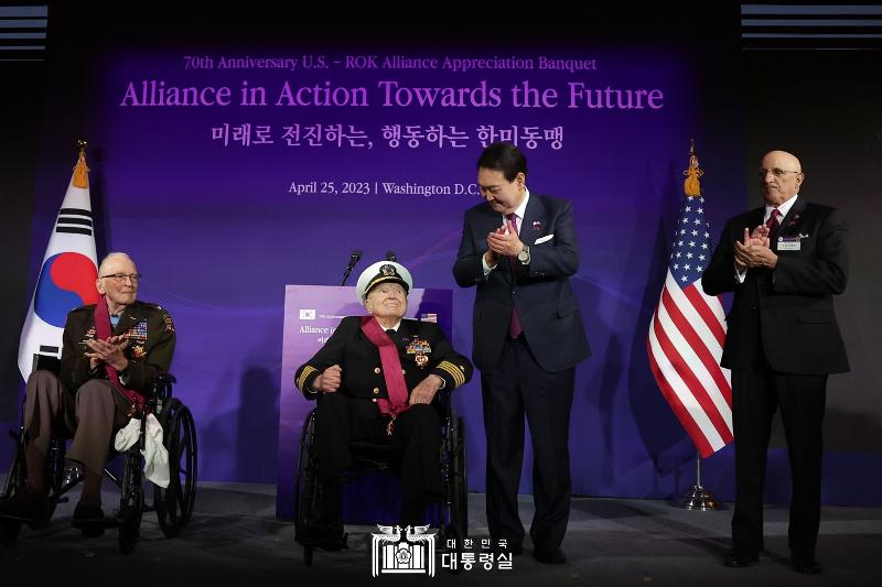El 25 de abril, en un hotel de Washington, el presidente Yoon Suk Yeol entrega la Orden Taegeuk del Mérito Militar, el más alto honor militar del país, medallas y saludos al coronel retirado del Ejército de EE. UU., Ralph Puckett (izda.), al capitán retirado de la Armada Elmer Royce Williams (2º por la izda.) y al sobrino del difunto Baldomero López (dcha.), teniente primero que sirvió en los Marines, en un almuerzo para veteranos de la Guerra de Corea. 