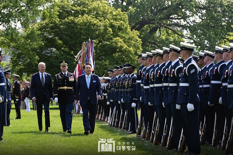 El 26 de abril, el presidente Yoon Suk Yeol y el presidente de EE. UU. Joe Biden inspeccionan una guardia de honor en el Jardín Sur de la Casa Blanca. En su ceremonia de bienvenida, el presidente Yoon dijo que la alianza Corea-EE. UU. no es una relación transaccional de encuentro y separación basada en beneficios, sino una alianza de valores y rectitud para proteger los valores universales de la libertad. 